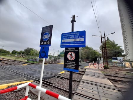 La señalización en el nuevo cruce de las vías en la calle Martín de Gainza. Foto: Ezequiel Alippe.