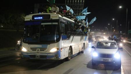 El paseo de los hinchas de Belgrano. Foto NA.