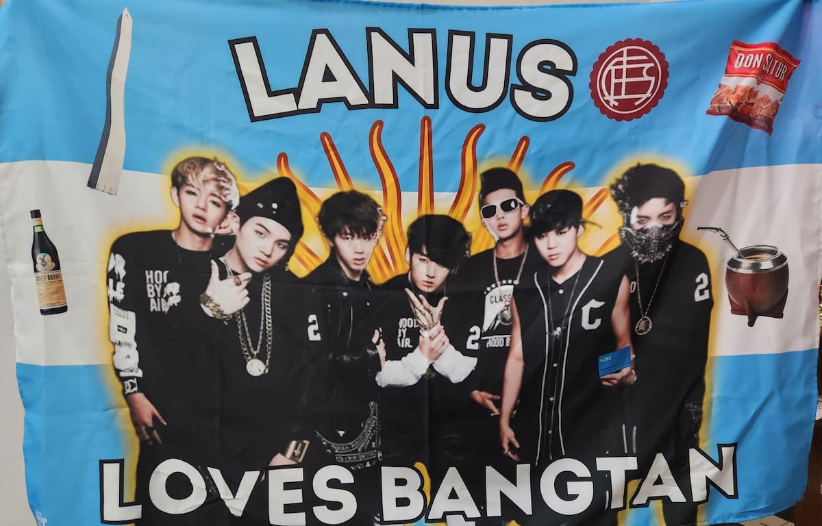 Banderas hechas por las fanáticas de BTS.