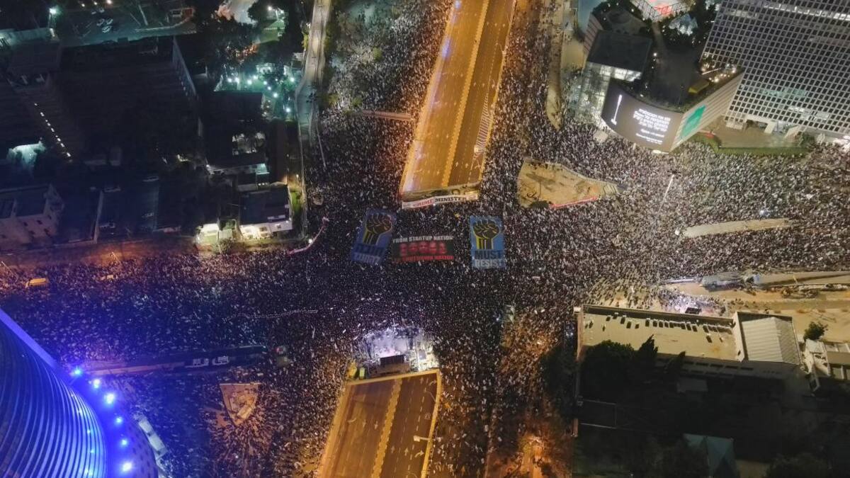 La masiva movilización corta la autopista de Tel Aviv. Foto Reuters.