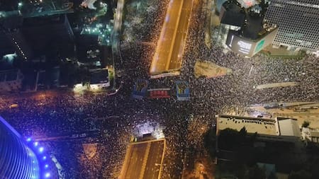 La masiva movilización corta la autopista de Tel Aviv. Foto Reuters.