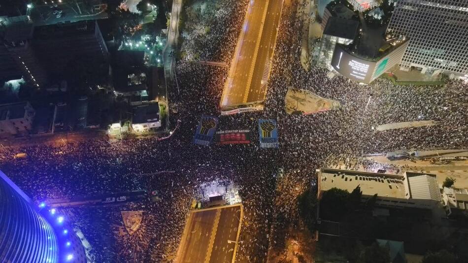 La masiva movilización corta la autopista de Tel Aviv. Foto Reuters.