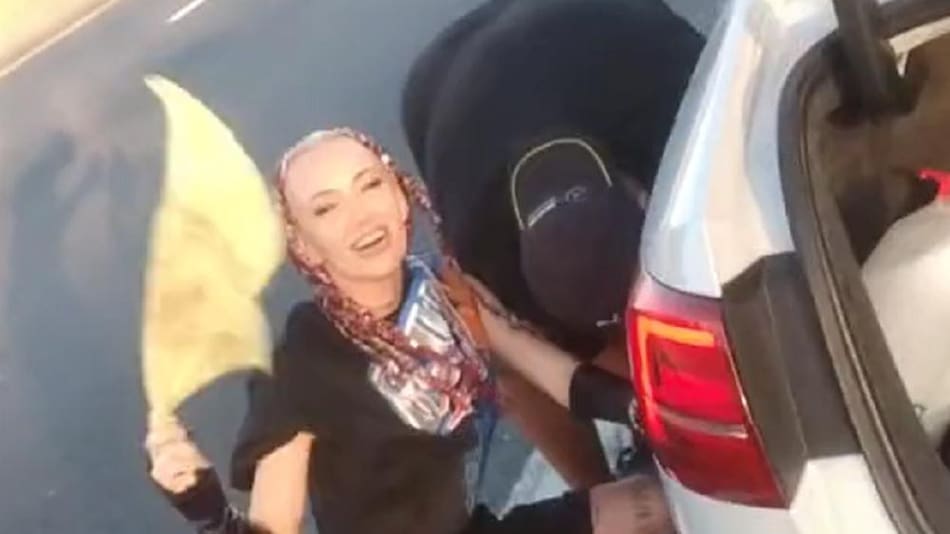 La Joaqui cambiando la rueda de su auto. Foto: captura.