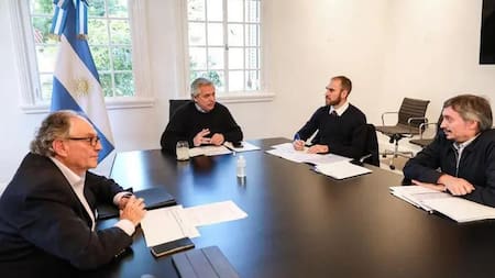 Carlos Heller y Máximo Kirchner, junto a Alberto Fernández y Martín Guzmán