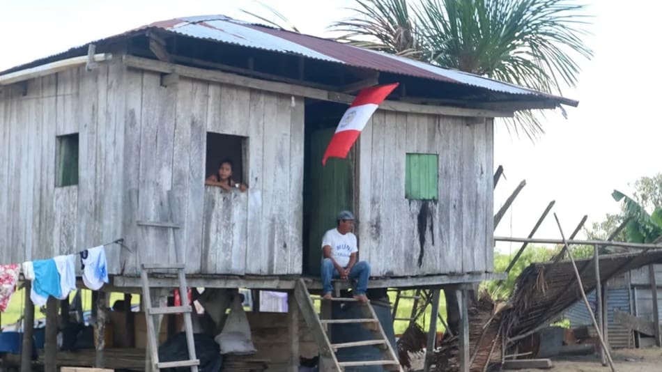 Una casa habitada con la bandera del Perú izada, en la población de Santa Rosa.
