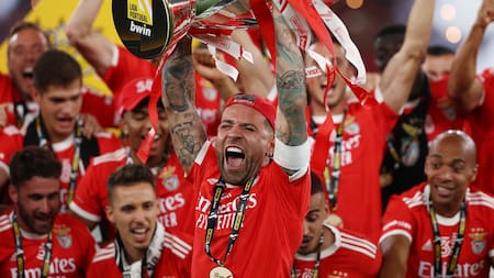 Nicolás Otamendi renovó su contrato con Benfica de Portugal. Foto: Reuters.
