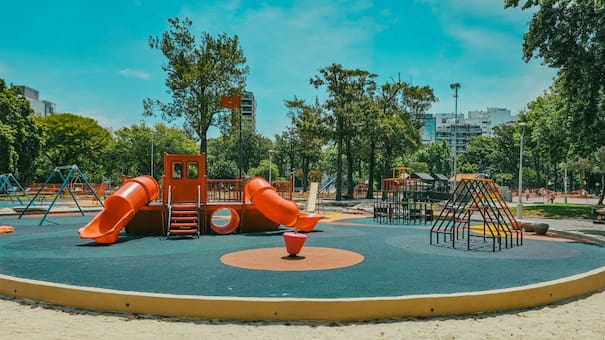 Una conocida plaza de Mar del Plata sumó una estación solar que abastece agua caliente y permite cargar celulares
