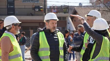 Gustavo Menéndez recorrió las obras del hospital en Mariano Acosta
