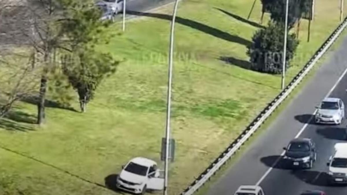 Momento en que el conductor del auto robado se arroja e intenta huir a pie, foto NA