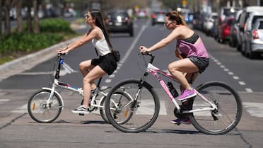 Calor y lluvias: qué día de la semana se espera una máxima de 29 grados y chaparrones, según el Servicio Meteorológico