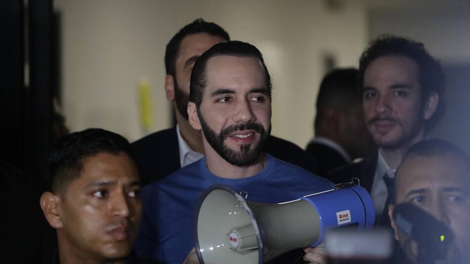 Nayib Bukele sale del Tribunal Supremo Electoral (TSE) tras inscribirse como candidato a la presidencia de El Salvador. Foto: EFE.