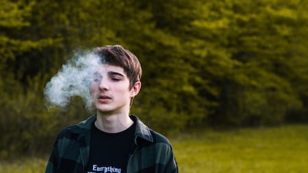 Adolescentes fumadores, un condición cerebral explicaria el deseo de fumar a edades tempranas. Foto: Unsplash