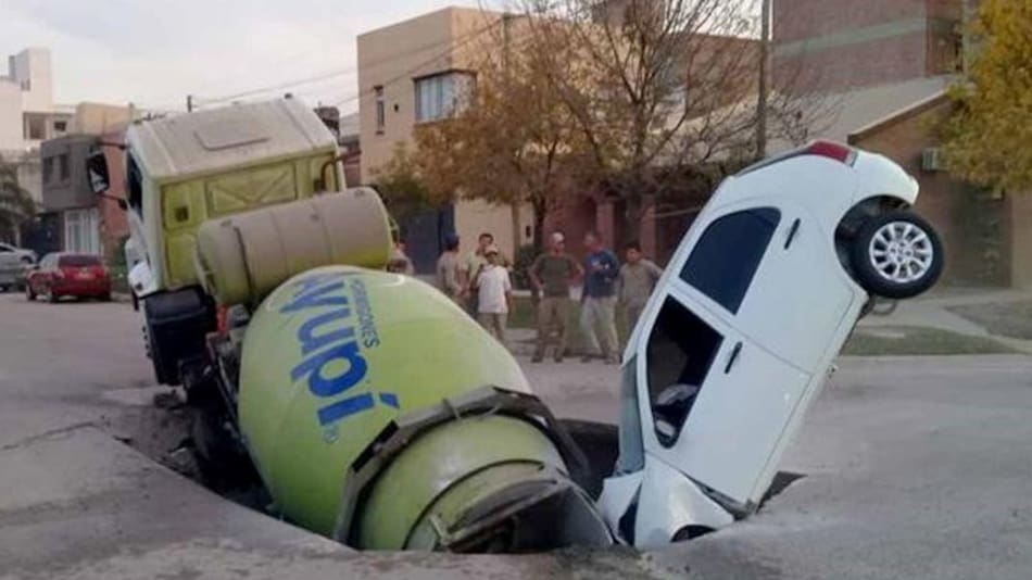 Pozo se traga a camión y auto