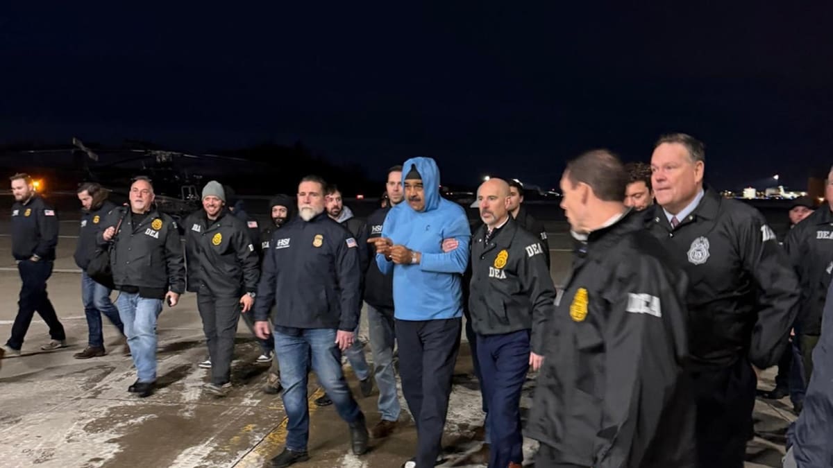 El presidente de Venezuela, Nicolás Maduro, escoltado por agentes de la Administración para el Control de Drogas (DEA) este sábado, en Nueva York (Estados Unidos).