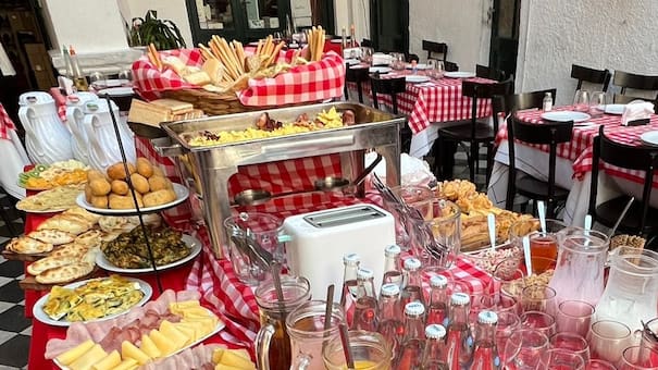 Una merienda ilimitada por $15.000: la propuesta imperdible del bodegón más antiguo de Sudamérica