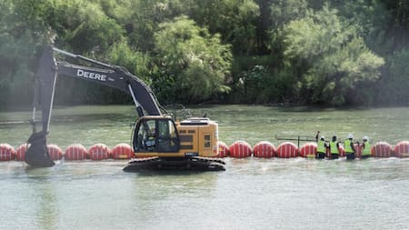 Retiran la barrera de boyas instalada sobre el Río Grande. Foto: Reuters.