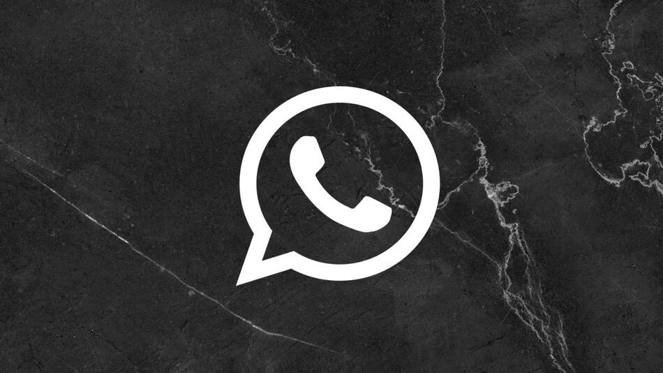 WhatsApp en modo oscuro. Foto: Canva.