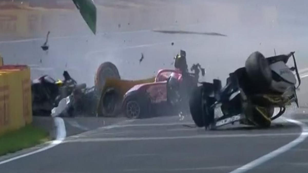 Accidente en la F2 que produjo la muerte de Anthoine Hubert