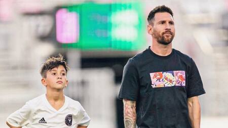 Lionel acompañó a su hijo Thiago, que jugó el clásico de inferiores ante Orlando. Foto: X