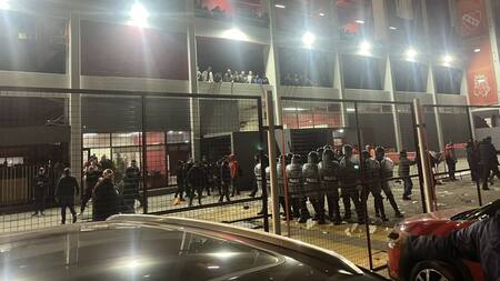 Los incidentes después de la derrota de Independiente ante Boca Juniors. Foto: Twitter @santiagomattano.