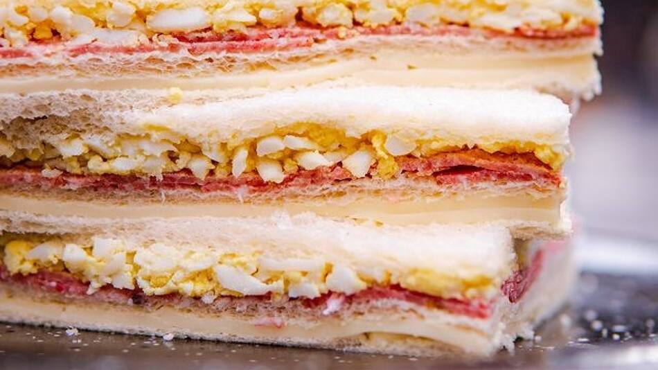 Los sándwiches de miga preferidos del papa Francisco. Foto Instagram @confiterialapiedad