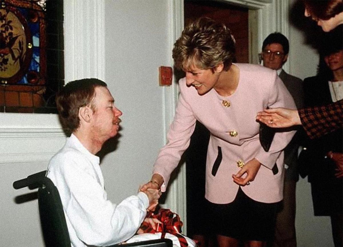 Lady Di le da la mano a un paciente con SIDA. Foto X.