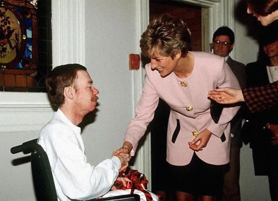 Lady Di le da la mano a un paciente con SIDA. Foto X.