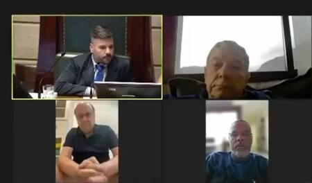 César Maia, en el baño mientras transcurría una reunión por Zoom. Foto: captura