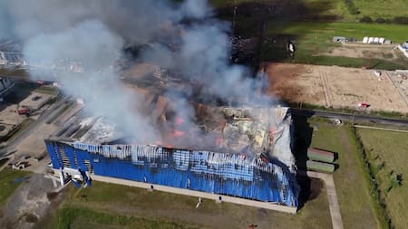 Explosión en Ezeiza: confirman que el humo del incendio no es tóxico y que todavía quedan “pequeños focos”