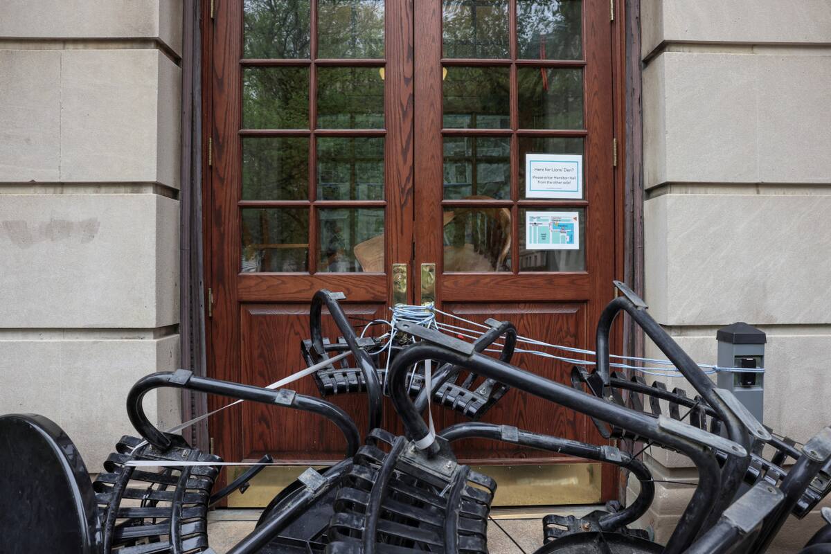 La entrada a la puerta principal del edificio está bloqueada. Foto: Reuters