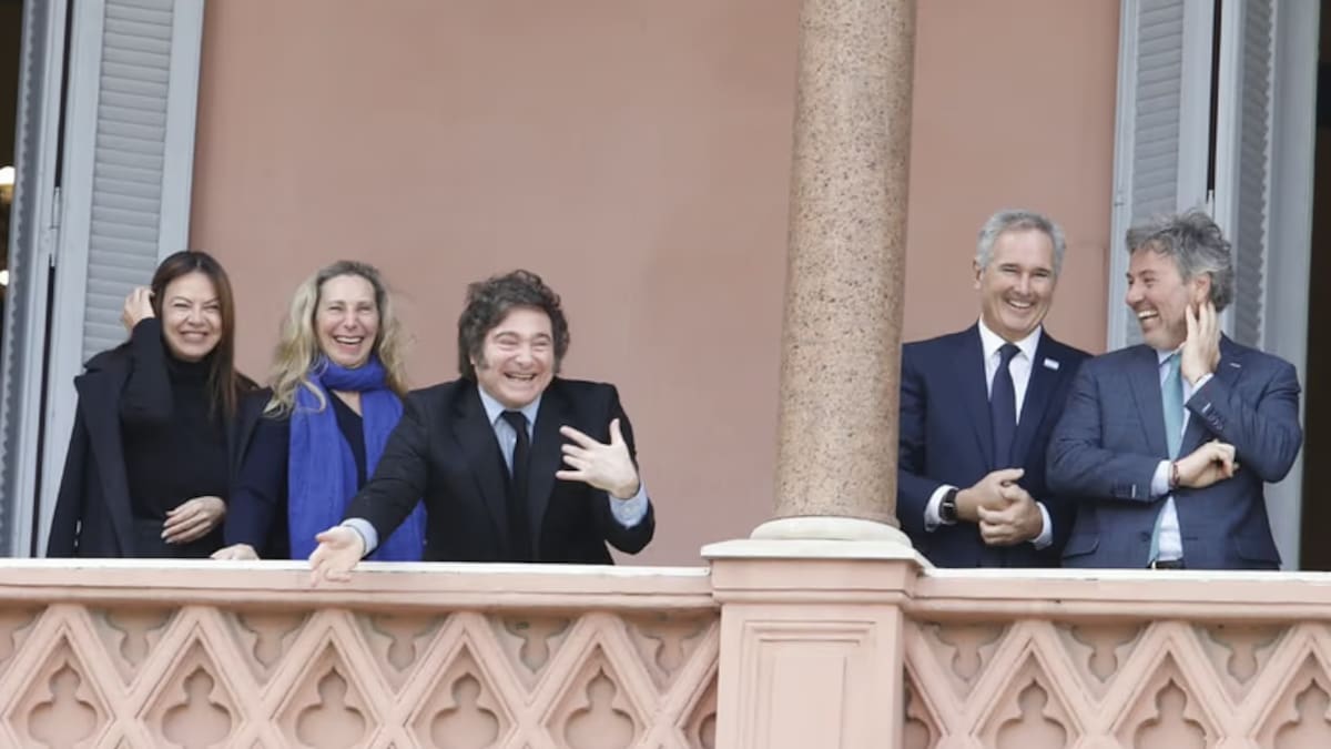 El presidente Javier Milei en el balcón de la Casa Rosada.
