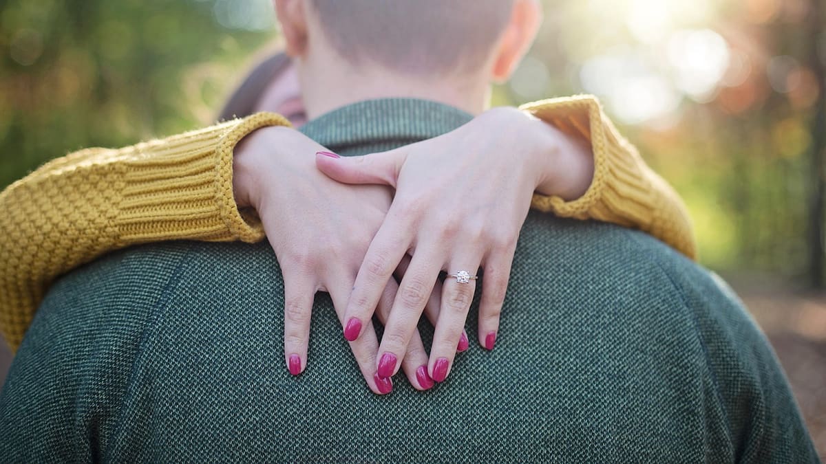 Ritual para conseguir pareja: dónde poner una cinta roja para atraer al amor, según el Feng Shui