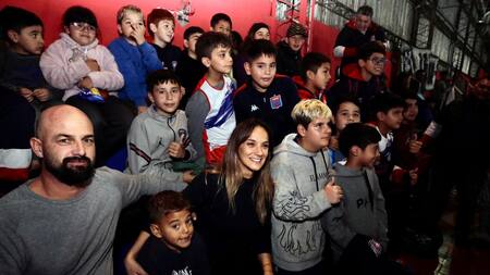 Malena Galmarini entregó camisetas y productos deportivos en clubes de Tigre. Foto: Prensa.