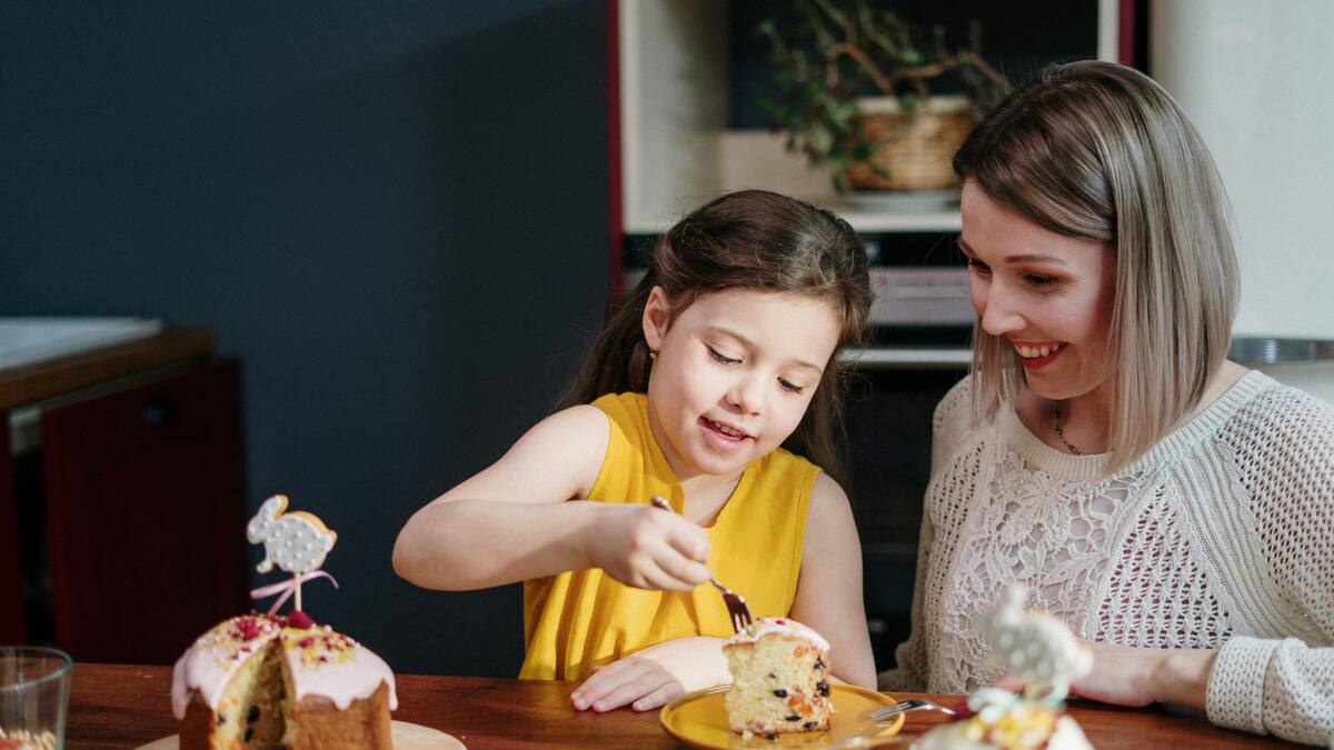 Familia, madre e hija, día de la madre. Foto: Pexels.