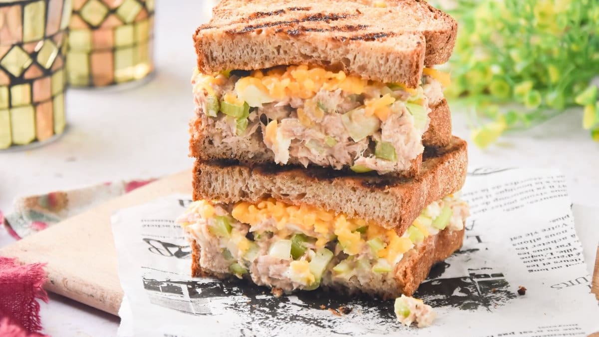 Se trata de un sándwich muy sabroso que une atún y queso, dos infaltables ingredientes de la receta.