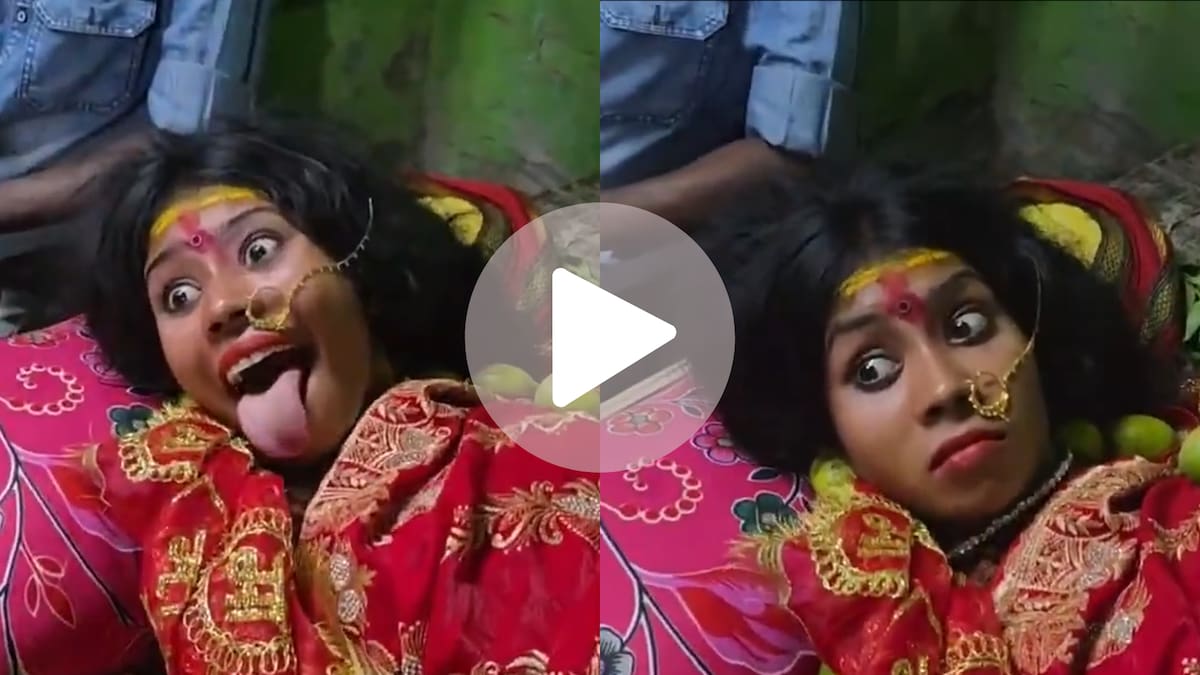 Joven de India sobre una cama de clavos