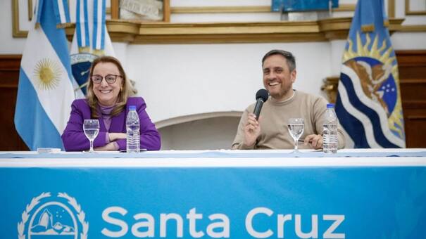 Juan Cabandié y Alicia Kirchner firmaron convenios para fortalecer el manejo del fuego y la gestión de residuos en Santa Cruz