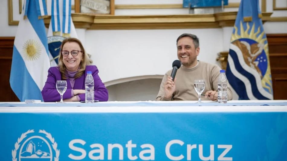 Juan Cabandié y Alicia Kirchner firmaron convenios para fortalecer el manejo del fuego y la gestión de residuos en Santa Cruz. Foto: Instagram.