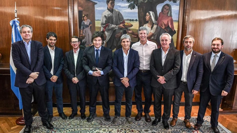 Javier Milei y Luis Caputo junto a miembros del Gabinete económico.