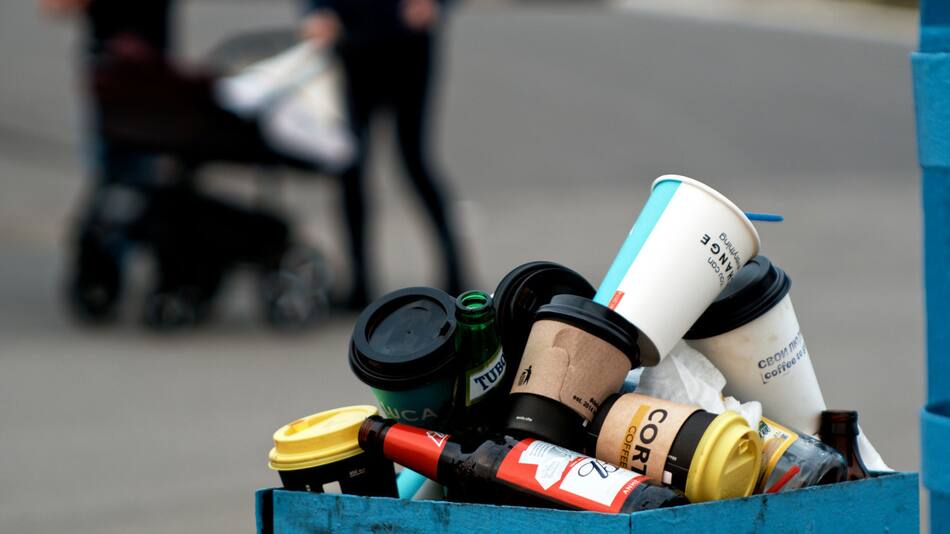 El plogging es una actividad física que combina el ejercicio con la limpieza del medio ambiente