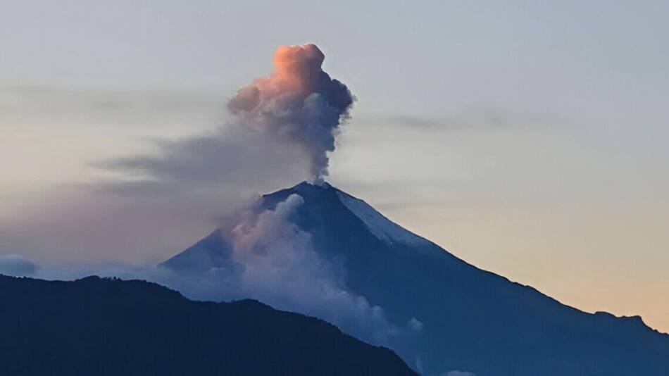 Erupción del volcán Sangay. Foto: X/@ned_noticias.