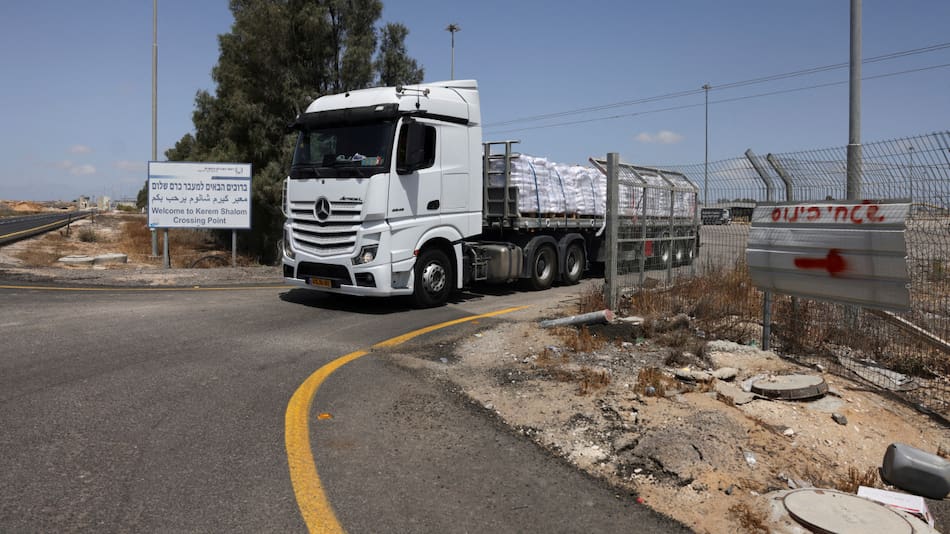 Ingreso de camiones con ayuda humanitaria en Gaza. Foto: Reuters/Ronen Zvulun