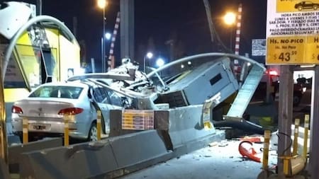 Choque en peaje, Autopista Illia