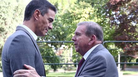 Pedro Sánchez y Edmundo González Urrutia. Foto: Reuters.