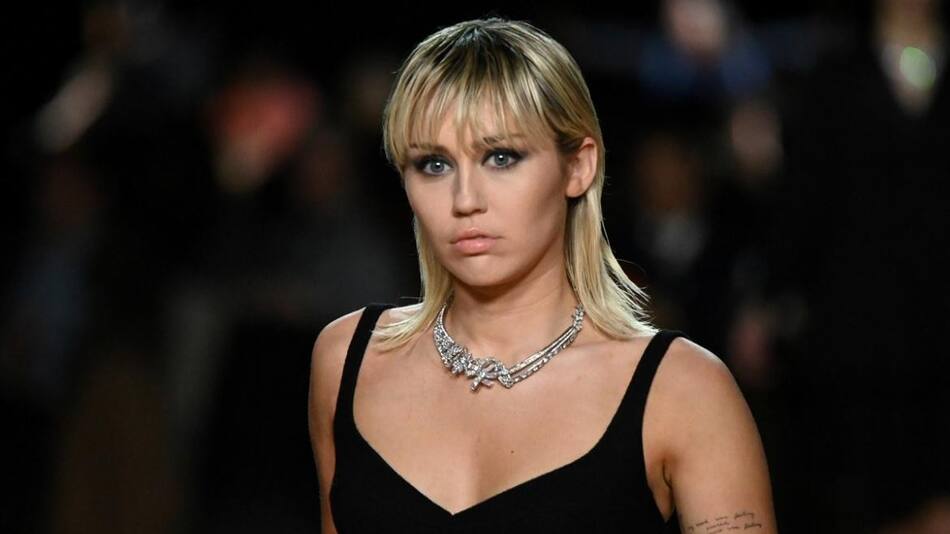 El desnudo de Miley Cyrus dentro de un ataud