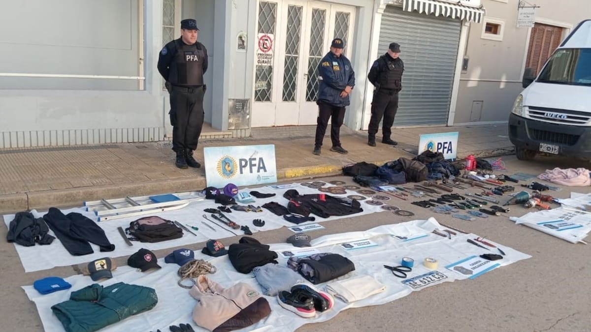 Ropa y herramientas secuestradas a la banda en Baradero.