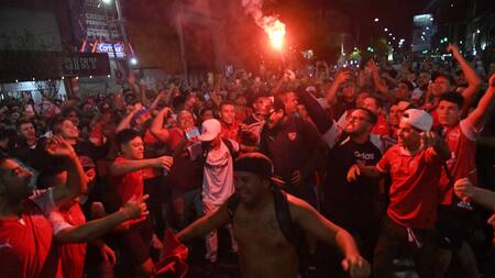 Hinchas frente a la sede de Independiente en Avellaneda. Foto: Télam.