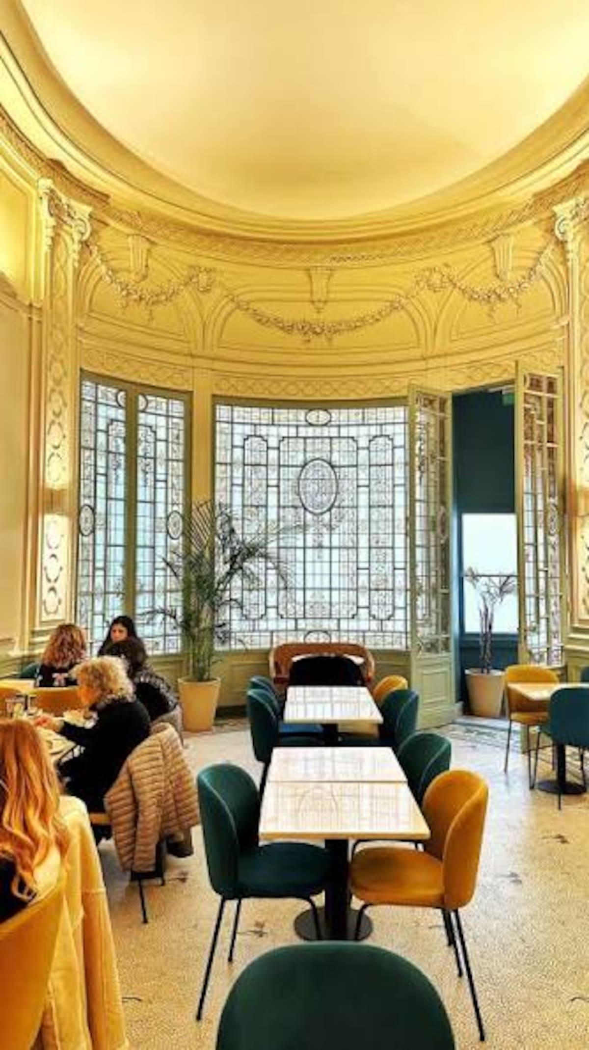 Jardín de invierno de estilo francés dentro de la cafetería Gontran Cherrier en San Nicolás