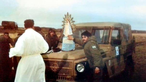 “La Virgen malvinera”: la historia de la imagen que acompañó a los héroes durante la guerra, transformándose en un faro de fe y memoria