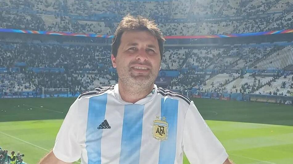 Es periodista, fue al Mundial y ahora vende arena de Qatar a $10.000. Foto: Instagram.